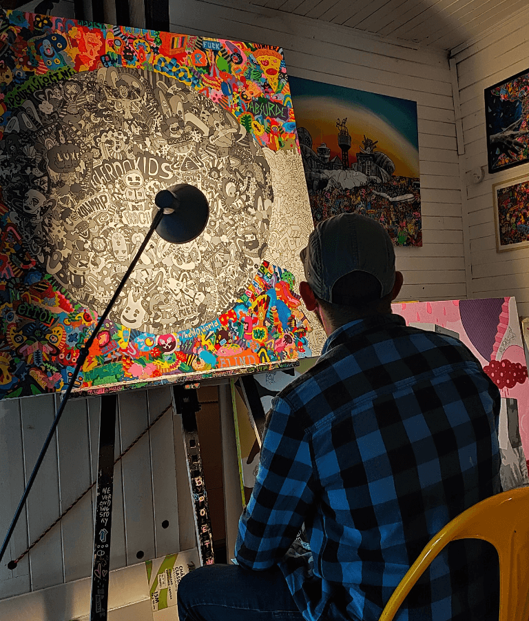 Photo de l'artiste Thomas Pestre en train de peindre le tableau Epiderme dans son atelier
